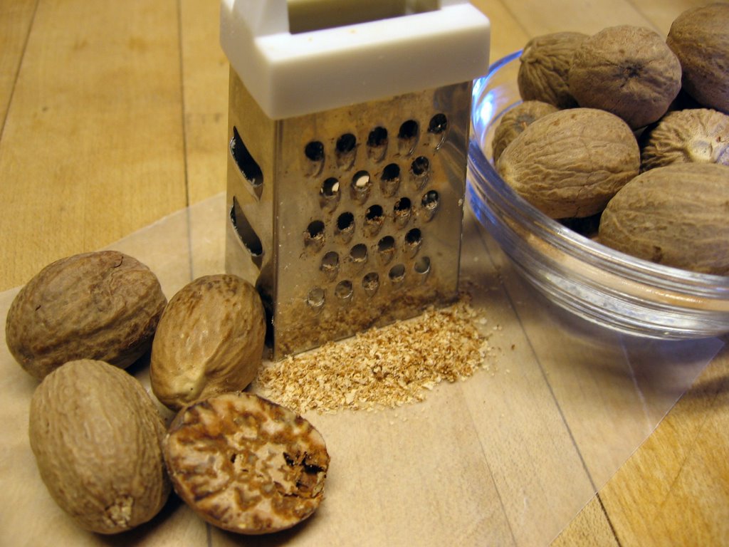 What does nutmeg taste like?